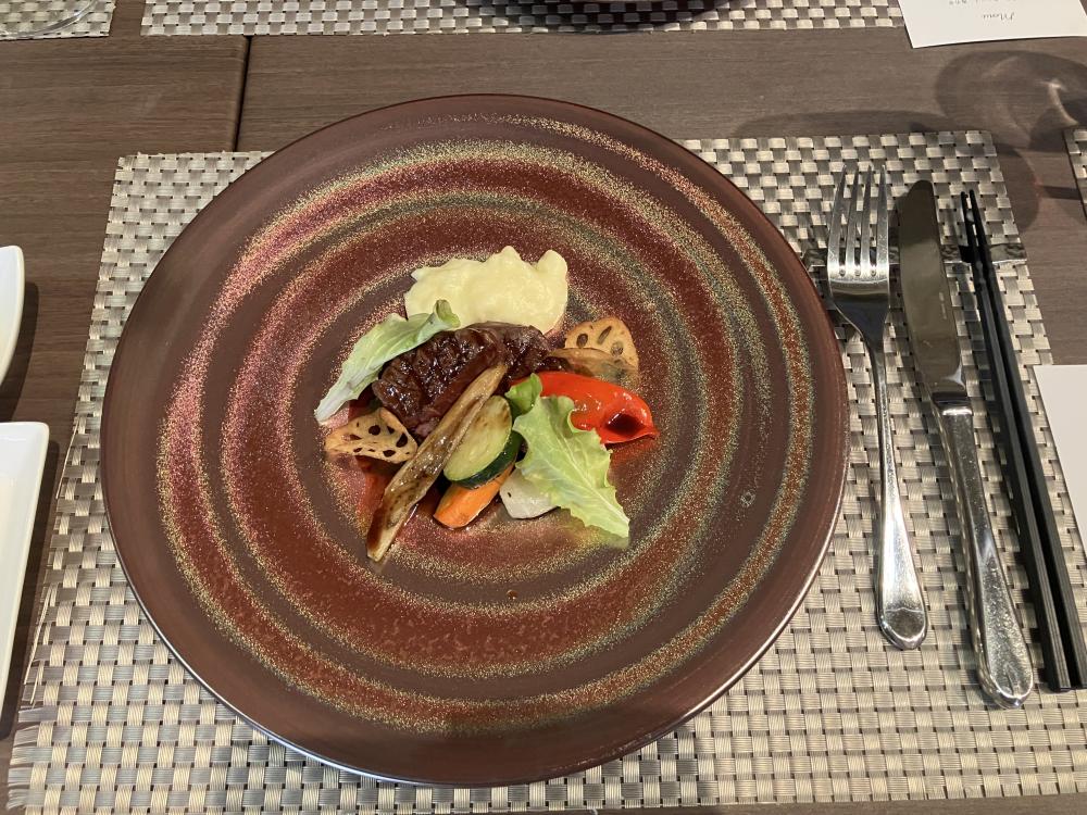 懇親会はフランス料理のコースでした❣ 写真は黒毛和牛ヒレ肉のロースト赤ワインソース