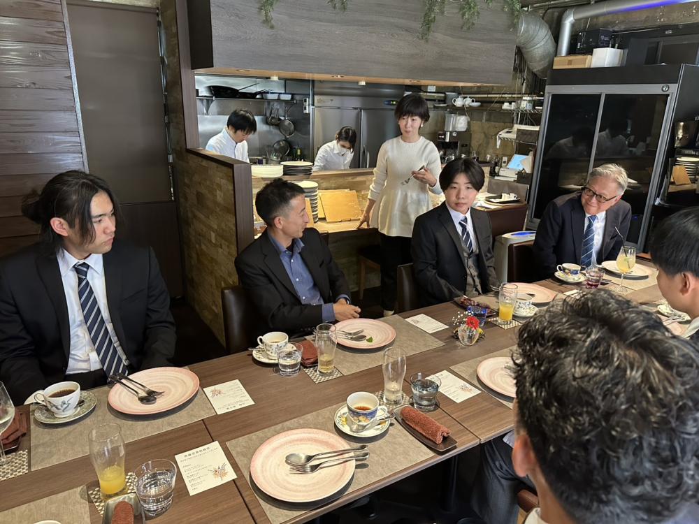 今回は社員研修の一環も兼ねて、マナー講師の方をお呼びしてテーブルマナーを学びながら食事と懇談を楽しみました